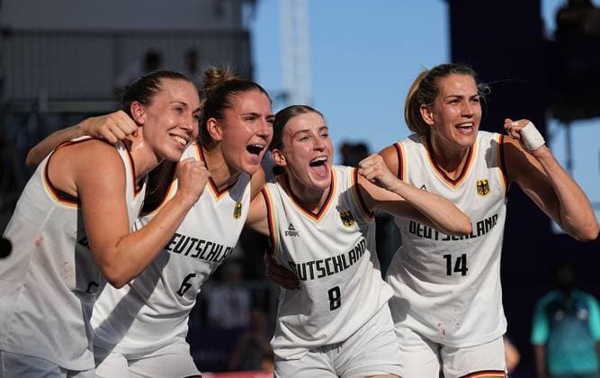 (240805) -- PARIS, Aug. 5, 2024 -- Players of Germany celebrate after the women s semifinal of 3x3 basketball between Germany and Canada at the Paris 2024 Olympic Games, Olympische Spiele, Olympia, OS in Paris, France, Aug. 5, 2024. ) (PARIS2024) FRANCE-PARIS-OLY-3x3 BASKETBALL MengxYongmin 