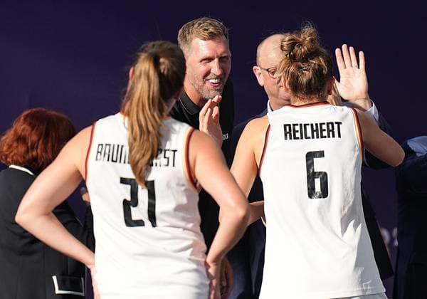 (240805) -- PARIS, Aug. 5, 2024 -- Players of Germany celebrate with German former NBA, Basketball Herren, USA star Dirk Nowitzki after the women s semifinal of 3x3 basketball between Germany and Canada at the Paris 2024 Olympic Games, Olympische Spiele, Olympia, OS in Paris, France, Aug. 5, 2024. ) (PARIS2024) FRANCE-PARIS-OLY-3x3 BASKETBALL MengxYongmin