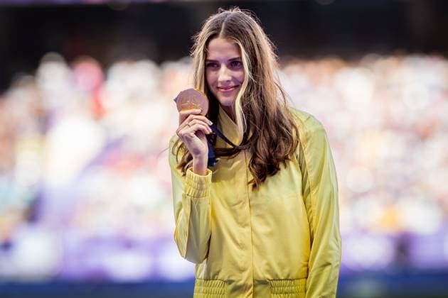Olympische Spiele (Leichtathletik); Paris, 05.08.2024 Yaroslava MAHUCHIKH of Ukraine with gold medal during the medal ceremony for the womens high jump at the Olympic Games, Olympische Spiele, Olympia, OS Paris 05.08.2024. Copyright: xBEAUTIFULxSPORTS OlafxRellischx