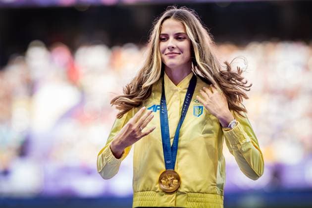 Olympische Spiele (Leichtathletik); Paris, 05.08.2024 Yaroslava MAHUCHIKH of Ukraine during the medal ceremony for the womens high jump at the Olympic Games, Olympische Spiele, Olympia, OS Paris 05.08.2024. Copyright: xBEAUTIFULxSPORTS OlafxRellischx