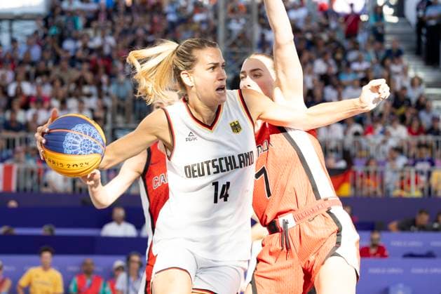 Sonja GREINACHER (GER, 14) am Ball, im Zweikampf gegen CROZON Paige (CAN, 7), Aktion; 3x3 Basketball Frauen Deutschland (GER) vs Vereinigte Staaten von Amerika (USA), Endstand 16-15, Halbfinale, Spiel 61, am 05.08.2024, Olympische Spiele Paris 2024 Frankreich; Â