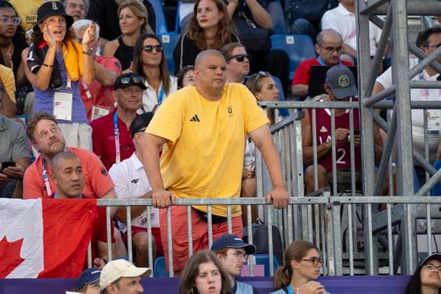 Trainer Samir SULIMANN (GER) haelt es nicht auf den Sitzen, Spannung, auf der Tribuene; 3x3 Basketball Frauen Deutschland (GER) vs Vereinigte Staaten von Amerika (USA), Endstand 16-15, Halbfinale, Spiel 61, am 05.08.2024, Olympische Spiele Paris 2024 Frankreich; Â
