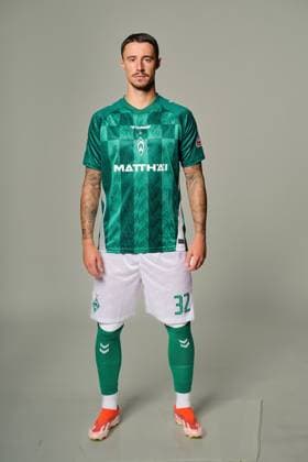 offizieller Portraittermin SV Werder Bremen 2024 2025 Marco Friedl (Werder Bremen 32 Kapitaen); 1.BL Porträttermin 2024 2025,