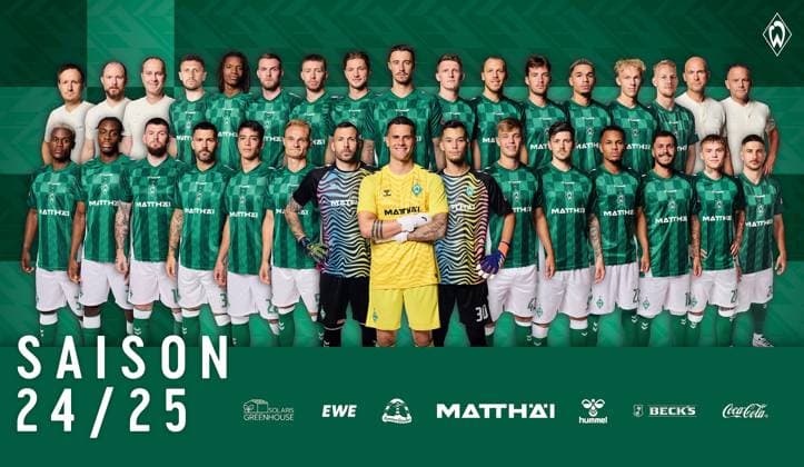 offizieller Portraittermin SV Werder Bremen 2024 2025 1. Werder Bremen 1.BL Porträttermin 2024 2025, Mannschaftsfoto Hintere Reihe v.li. Hannes Drews (Co-Trainer SV Werder Bremen),Patrick Kohlmann (Co Trainer Werder Bremen);Ole Werner (SV Werder Bremen Trainer); Milos Veljkovic (Werder Bremen 13); Skelly Alvero (Werder Bremen 28); Marvin Ducksch (SV Werder Bremen 07); Mitchell Weiser Mitchell-Elijah Weiser (Werder Bremen 08); Niklas Stark (Werder Bremen 04); Marco Friedl (Werder Bremen 32 Kapitaen); Jens Stage (Werder Bremen 06); Senne Lynen (Werder Bremen 14 );Justin Njinmah (SV Werder Bremen 11); Leon Opitz (Werder Bremen 35);Marco Gruell Grüll (Werder Bremen 17); Christian Vander (Torwart-Trainer SV Werder Bremen)Tom Cichon (Werder Bremen Co-Trainer) Vordere Reihe v.li. ABDENEGO NANKISHI (Werder Bremen x33; Dikeni Salifou (Werder Bremen 29); Oliver Burke (Werder Bremen 15); Anthony Jung (Werder Bremen 03); Julian Malatini (WerderË½Bremen 22);Amos Pieper (Werder Bremen 05); MARKUS KOLKE (Werder Bremen 25); Michael Zetterer (Werder Bremen 01); Mio Backhaus (Werder Bremen 30); Keke Topp (Werder Bremen 42); Dawid Kownacki (WerderË½BremenË½ 09);Felix Agu (Werder Bremen 27); Leonardo Bittencourt (Werder Bremen 10 ); Isak Hansen-Aaroen Hansen-Aaroen (SV Werder Bremen 21); Romano Schmid (Werder Bremen 20);