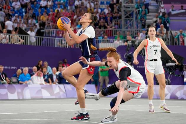 Paris 2024, Basketball 3x3, Frauen, Spiel um Platz 3, Kanada - USA PARIS, FRANCE - AUGUST 5: Kacie Bosch of Canada R) against Dearica Hamby of United States L) during the Women™s Bronze Medal Game on day ten of the Olympic Games, Olympische Spiele, Olympia, OS Paris 2024 at Esplanade Des Invalides on August 5, 2024 in Paris, France. Paris Esplanade Des Invalides France Copyright: xJustPictures.ch JarixPestelaccix jp-en-EuSpIm-_JPH0016
