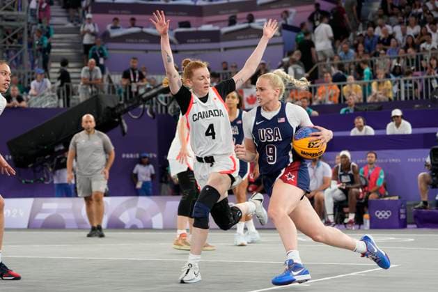 Paris 2024, Basketball 3x3, Frauen, Spiel um Platz 3, Kanada - USA PARIS, FRANCE - AUGUST 5: Hailey Van Lith of United States R) against Kacie Bosch of Canada L) during the Women™s Bronze Medal Game on day ten of the Olympic Games, Olympische Spiele, Olympia, OS Paris 2024 at Esplanade Des Invalides on August 5, 2024 in Paris, France. Paris Esplanade Des Invalides France Copyright: xJustPictures.ch JarixPestelaccix jp-en-EuSpIm-_JPH0142
