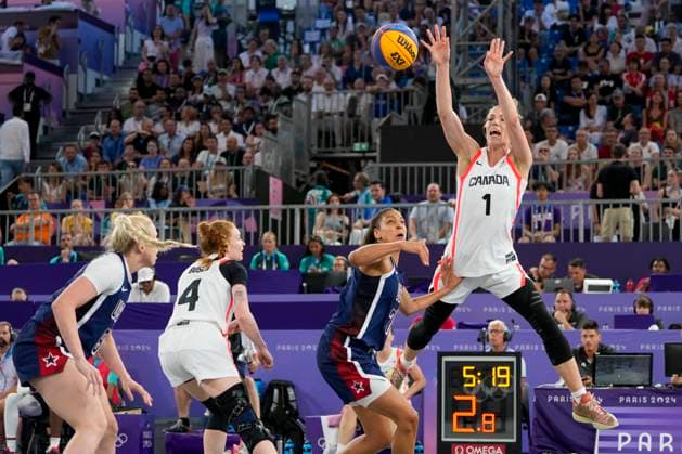 PARIS, FRANCE - AUGUST 5: Michelle Plouffe of Canada R) against Cierra Burdick of United States 2nd from L) during the Women™s Bronze Medal Game on day ten of the Olympic Games, Olympische Spiele, Olympia, OS Paris 2024 at Esplanade Des Invalides on August 5, 2024 in Paris, France. Paris Esplanade Des Invalides France Copyright: xJustPictures.ch JarixPestelaccix jp-en-EuSpIm-_JPH0205