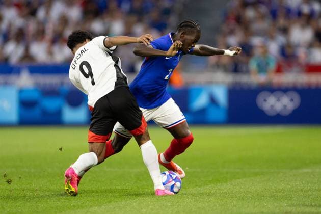 Lyon, France, August 5th 2024: Osama Faisal (9 Egypt) and Castello Lukeba (2 France) battle for the ball during the Olympic Games, Olympische Spiele, Olympia, OS Paris 2024 Men semi-final football match between France and Egypt at Stade de Lyon in Lyon, France. (Ane Frosaker SPP) Copyright: xAnexFrosakerx xSPPx spp-en-AnFrSp-_F_23767