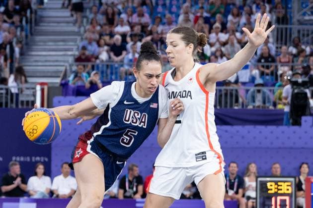 FRA, Paris, Olympischen Spiele Paris 2024, (05.08.2024, 3x3 Basketball Damen Spiel um Platz 3 Kanada - USA, La Concorde 1) v.li. Dearica Marie Hamby (USA, 5) gegen Katherine Plouffe (Kanada, 2) Copyright: HMBxMedia SteffiexWunderl