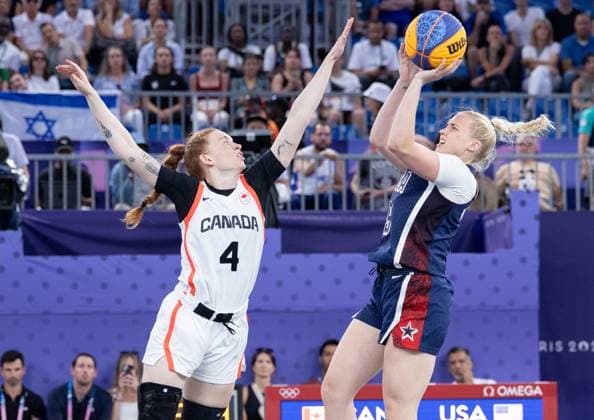 FRA, Paris, Olympischen Spiele Paris 2024, (05.08.2024, 3x3 Basketball Damen Spiel um Platz 3 Kanada - USA, La Concorde 1) v.li. Kacie Bosch (Kanada, 4) gegen Hailey Van Lith (USA, 9) Copyright: HMBxMedia SteffiexWunderl