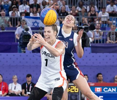 FRA, Paris, Olympischen Spiele Paris 2024, (05.08.2024, 3x3 Basketball Damen Spiel um Platz 3 Kanada - USA, La Concorde 1) v.li. Michelle Plouffe (Kanada, 1) gegen Dearica Marie Hamby (USA, 5) Copyright: HMBxMedia SteffiexWunderl