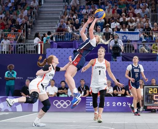 FRA, Paris, Olympischen Spiele Paris 2024, (05.08.2024, 3x3 Basketball Damen Spiel um Platz 3 Kanada - USA, La Concorde 1) v.li. Kacie Bosch (Kanada, 4), Hailey Van Lith (USA, 9) und Michelle Plouffe (Kanada, 1) Copyright: HMBxMedia SteffiexWunderl