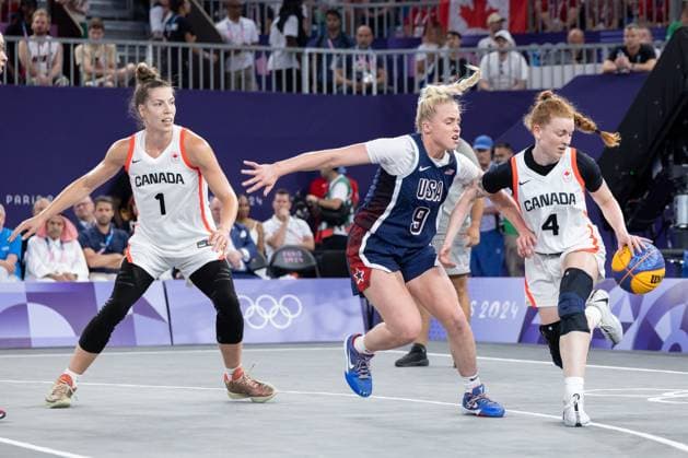 FRA, Paris, Olympischen Spiele Paris 2024, (05.08.2024, 3x3 Basketball Damen Spiel um Platz 3 Kanada - USA, La Concorde 1) v.li. Michelle Plouffe (Kanada, 1), Hailey Van Lith (USA, 9) und Kacie Bosch (Kanada, 4) Copyright: HMBxMedia SteffiexWunderl