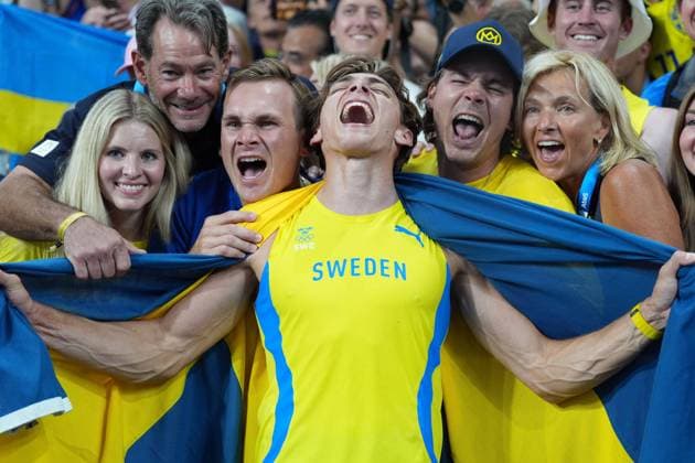 Bilder des Jahres 2024, Sport 08 August Sport Themen der Woche KW32 Sport Bilder des Tages Armand Duplantis of Sweden celebrates with family and coaches after winning gold and setting a new World Record in the Men s Pole Vault Paris 2024 Olympic Games, Olympische Spiele, Olympia, OS Day Ten, Paris, France - 05 Aug 2024  Copyright: xDavexWinter Shutterstockx 14621024jt