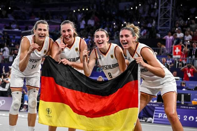 Sport Themen der Woche KW32 Sport Bilder des Tages Sonja Greinacher (Germany), Svenja Brunckhorst (Germany), Elisa Mevius (Germany) und Marie Reichert (Germany) cheer after the victory during the Women s 3x3 Basketball final match between Germany and Spain on Day 10 of the Olympic Games, Olympische Spiele, Olympia, OS Paris 2024 at La Concorde on August 5, 2024 in Paris, France.