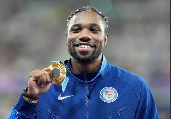 Men s 100m Final gold medalist Noah Lyles of the U.S. holds his medal on the podium at the Stade de France during the Paris 2024 Olympic Games, Olympische Spiele, Olympia, OS Athletics competition in Paris, France, on Monday, August 5, 2024.  OLY202408051670 PAULxHANNA