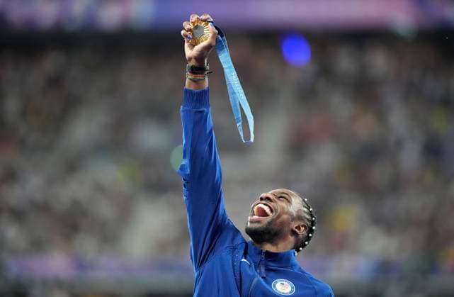 Bilder des Jahres 2024, Sport 08 August Sport Bilder des Tages Men s 100m Final gold medalist Noah Lyles of the U.S. holds his medal on the podium at the Stade de France during the Paris 2024 Olympic Games, Olympische Spiele, Olympia, OS Athletics competition in Paris, France, on Monday, August 5, 2024.  OLY202408051678 PAULxHANNA
