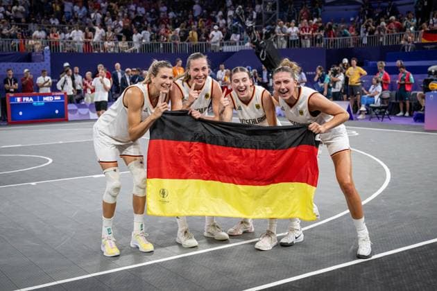 Sport Bilder des Tages Olympische Spiele Paris 2024 Basketball 3x3 Paris 05.08.2024 Finale Frauen Damen Deutschland (GER) - Spanien (ESP) Deutschland gewinnt 17:16 und ist Olympiasieger Marie Reichert (Deutschland, No.06) Elisa Mevius (Deutschland, No.08) Sonja Greinacher(Deutschland,No.14) Svenja Brunckhorst (Deutschland, No.21)