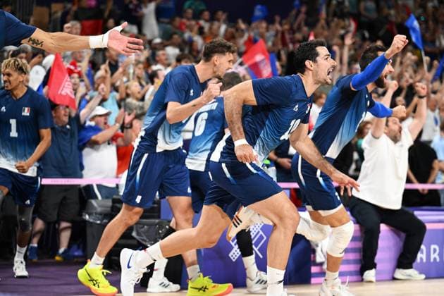 (240805) -- PARIS, Aug. 5, 2024 -- Athletes of team of France celebrate after the men s quarterfinals of volleyball between France and Germany at the Paris 2024 Olympic Games, Olympische Spiele, Olympia, OS in Paris, France, Aug. 5, 2024. ) (PARIS2024) FRANCE-PARIS-OLY-VOLLEYBALL LiuxDawei 