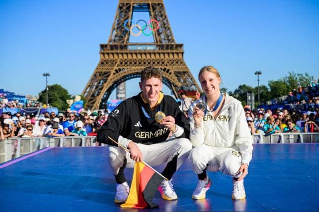 Bilder des Jahres 2024, Sport 08 August Sport Themen der Woche KW32 Sport Bilder des Tages 240805 Lukas Maertens and Isabel Gose of Germany at a Champions Park ceremony during day 10 of the Paris 2024 Olympic Games, Olympische Spiele, Olympia, OS on August 5, 2024 in Paris. Photo: Ludvig Thunman BILDBYRAN kod LT LT0660 olympic games olympics os ol olympiska spel olympiske leker paris 2024 paris-os paris-ol 10 bbeng champions park *** 240805 Lukas Maertens and Isabel Gose of Germany at a Champions Park ceremony during day 10 of the Paris 2024 Olympic Games on August 5, 2024 in Paris Photo Ludvig Thunman BILDBYRAN kod LT LT0660 olympic games olympics os ol olympiska spel olympiske leker paris 2024 paris os paris ol 10 bbeng champions park  Copyright: LUDVIGxTHUNMAN BB240805LT093
