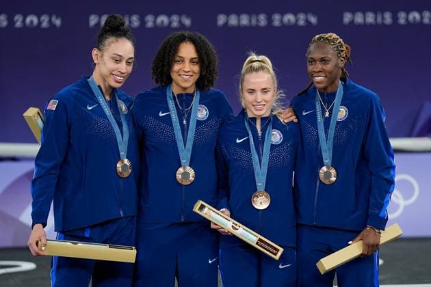 PARIS, FRANCE - AUGUST 5: L-R) Dearica Hamby of United States, Cierra Burdick of United States, Hailey Van Lith of United States, Rhyne Howard of United States celebrating their bronze medal win during the Women s 3x3 Basketball on day ten of the Olympic Games, Olympische Spiele, Olympia, OS Paris 2024 at Esplanade Des Invalides on August 5, 2024 in Paris, France. Paris Esplanade Des Invalides France Copyright: xJustPictures.ch DanielaxPorcellix jp-en-EuSpIm-20240805-_DP24745-2