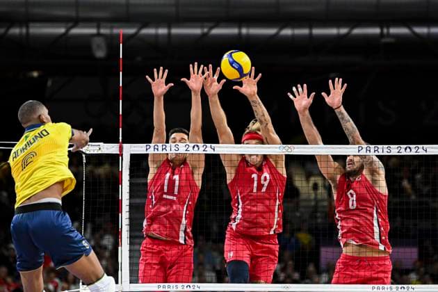 Adriano of Brazil attacking, Micah Christenson, Taylor Averill and Torey Defalco of USA defending during the Men s Volleyball Quarter Final between USA and Brazil at the Paris Olympics 2024 at the South Paris Arena in Paris, France. (Richard Callis SPP) Copyright: xRichardxCallis SPPx spp-en-RiCa-RM4_richiecallis_05082024v-1723