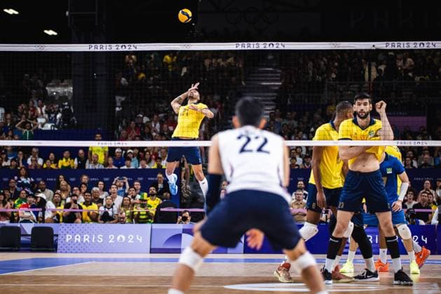 Brazil x USA men&amp; 39;s indoor volleyball PARIS, IF - 05.08.2024: BRAZIL X USA MEN& 39;S INDOOR VOLLEYBALL - Volleyball - Paris 2024 Olympics - Brazil (Photo: Luca Castro Fotoarena) x2588246x  LucaxCastro