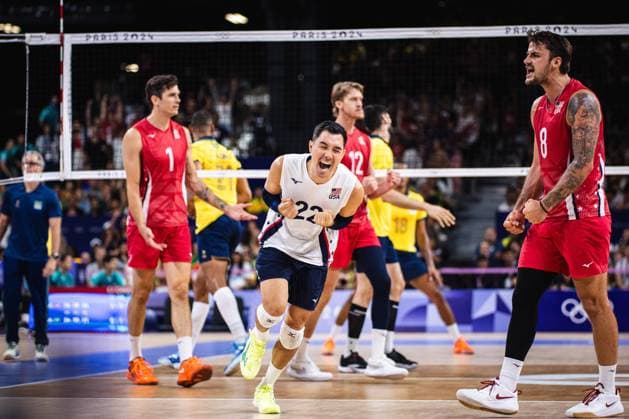 Sport Bilder des Tages Brazil x USA men&amp; 39;s indoor volleyball PARIS, IF - 05.08.2024: BRAZIL X USA MEN& 39;S INDOOR VOLLEYBALL - Volleyball - Paris 2024 Olympics - Brazil (Photo: Luca Castro Fotoarena) x2588251x  LucaxCastro