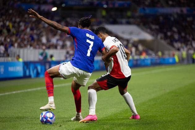 Lyon, France, August 5th 2024: Michael Olise (7 France) and Ibrahim Adel (10 Egypt) battle for the ball during the Olympic Games, Olympische Spiele, Olympia, OS Paris 2024 Men semi-final football match between France and Egypt at Stade de Lyon in Lyon, France. (Ane Frosaker SPP) Copyright: xAnexFrosakerx xSPPx spp-en-AnFrSp-_F_10802