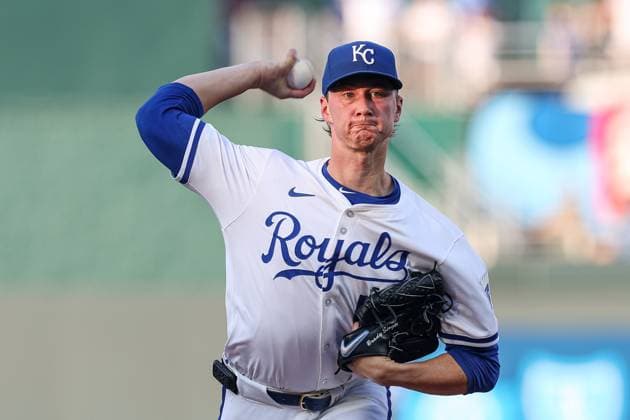 August 5, 2024: Kansas City Royals starting pitcher Brady Singer (51) throws during the first inning of a game against the Boston Red Sox at Kauffman Stadium in Kansas City, MO. CSM Kansas City United States of America - ZUMAc04_ 20240805_zma_c04_283 Copyright: xDavidxSmithx