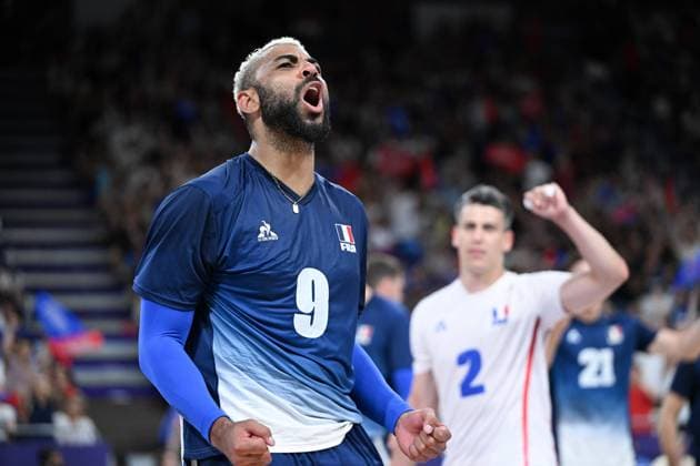 (240805) -- PARIS, Aug. 5, 2024 -- Earvin Ngapeth of France celebrates after the men s quarterfinal of volleyball between France and Germany at the Paris 2024 Olympic Games, Olympische Spiele, Olympia, OS in Paris, France, Aug. 5, 2024. ) (PARIS2024) FRANCE-PARIS-OLY-VOLLEYBALL JuxHuanzong 