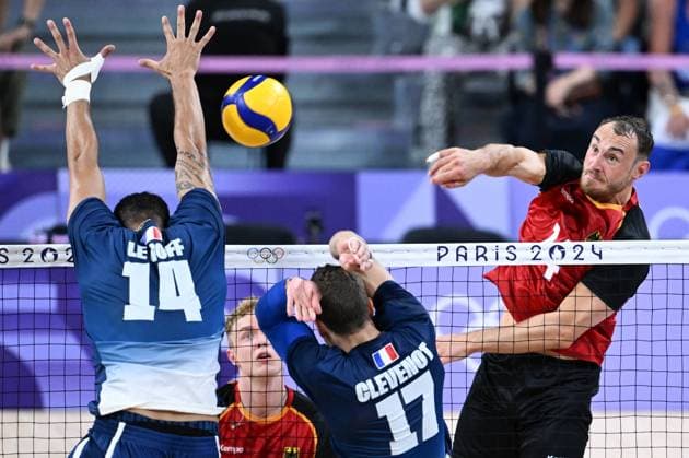 (240805) -- PARIS, Aug. 5, 2024 -- Moritz Karlitzek (1st R) of Germany spikes the ball during the men s quarterfinal of volleyball between France and Germany at the Paris 2024 Olympic Games, Olympische Spiele, Olympia, OS in Paris, France, Aug. 5, 2024. ) (PARIS2024) FRANCE-PARIS-OLY-VOLLEYBALL JuxHuanzong 
