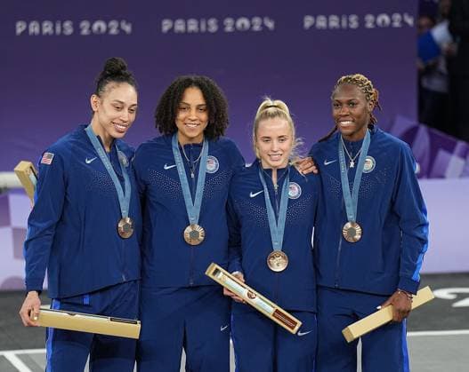 (240805) -- PARIS, Aug. 5, 2024 -- Bronze medalists team USA attend the victory ceremony for women s 3x3 basketball at the Paris 2024 Olympic Games, Olympische Spiele, Olympia, OS in Paris, France, Aug. 5, 2024. ) (PARIS2024) FRANCE-PARIS-OLY-3x3 BASKETBALL MengxYongmin 