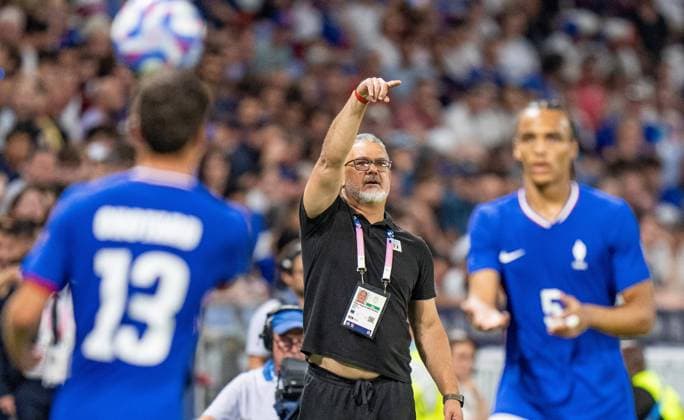 (240805) -- LYON, Aug. 5, 2024 -- Egypt s head coach Rogerio Micale (C) reacts during the men s simifinal match of football between France and Egypt of Paris 2024 Olympic Games, Olympische Spiele, Olympia, OS in Lyon, France, Aug. 5, 2024. ) (PARIS 2024)FRANCE-LYON-OLY-FOOTBALL SunxFei 