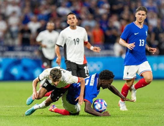 (240805) -- LYON, Aug. 5, 2024 -- Soungoutou Magassa (front, R) of France vies with Ahmed Atef of Egypt during the men s simifinal match of football between France and Egypt of Paris 2024 Olympic Games, Olympische Spiele, Olympia, OS in Lyon, France, Aug. 5, 2024. ) (PARIS 2024)FRANCE-LYON-OLY-FOOTBALL SunxFei 
