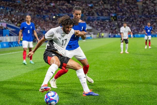 (240805) -- LYON, Aug. 5, 2024 -- Michael Olise (R) of France vies with Mohamed Elneny of Egypt during the men s simifinal match of football between France and Egypt of Paris 2024 Olympic Games, Olympische Spiele, Olympia, OS in Lyon, France, Aug. 5, 2024. ) (PARIS 2024)FRANCE-LYON-OLY-FOOTBALL SunxFei 