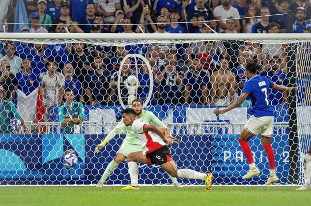 (240805) -- LYON, Aug. 5, 2024 -- Michael Olise (R) of France scores a goal during the men s simifinal match of football between France and Egypt at the Paris 2024 Olympic Games, Olympische Spiele, Olympia, OS in Lyon, France, Aug. 5, 2024. ) (PARIS 2024)FRANCE-LYON-OLY-FOOTBALL SunxFei 