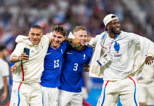 Sport Bilder des Tages (240805) -- LYON, Aug. 5, 2024 -- Joris Chotard (2nd L) and Adrien Truffert (2nd R) of France react after the men s simifinal match of football between France and Egypt at the Paris 2024 Olympic Games, Olympische Spiele, Olympia, OS in Lyon, France, Aug. 5, 2024. ) (PARIS 2024)FRANCE-LYON-OLY-FOOTBALL SunxFei 