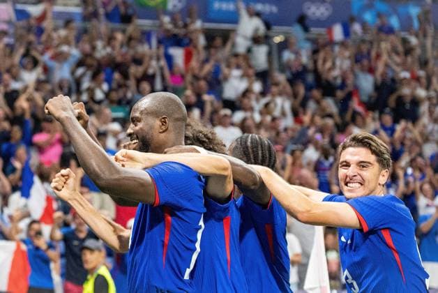 (240805) -- LYON, Aug. 5, 2024 -- Players of France react during the men s simifinal match of football between France and Egypt of Paris 2024 Olympic Games, Olympische Spiele, Olympia, OS in Lyon, France, Aug. 5, 2024. ) (PARIS 2024)FRANCE-LYON-OLY-FOOTBALL SunxFei 