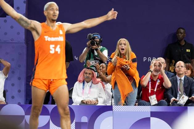 Sport Themen der Woche KW32 Sport Bilder des Tages Die niederlaendische Kronprinzessin CATHARINA-AMALIA jubelt fuer DE JONG Worthy (NED, 54), der den Siegtreffer fuer das Team Niederlande gemacht hat, an ihrer Seite der Koenig von Spanien FELIPE VI.; 3x3 Basketball Maenner Frankreich (FRA) vs Niederlande (NED), Endstand 18-17, Finale, Spiel 68, am 05.08.2024, Olympische Spiele Paris 2024 Frankreich; Â *** The Dutch Crown Princess CATHARINA AMALIA cheers for DE JONG Worthy NED, 54 , who scored the winning goal for Team Netherlands, alongside the King of Spain FELIPE VI 3x3 Basketball Men France FRA vs Netherlands NED , final score 18 17, final, game 68, on 05 08 2024, Olympic Games Paris 2024 France Â