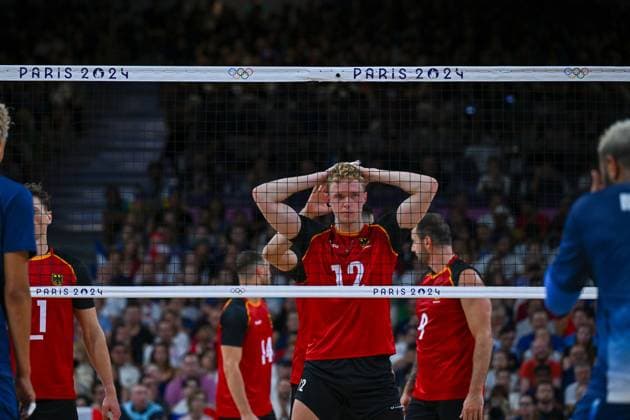Olympische Spiele (Volleyball: GER vs FRA); Paris 05.08.2024 Paris 2024, Olympia, Volleyball, South Paris Arena, Männer, Viertelfinale, Deutschland (in Rot), gegen Frankreich (in Blau); Anton Brehme, Copyright: xBEAUTIFULxSPORTS TomxBlochx