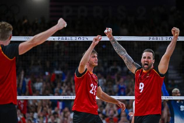 Olympische Spiele (Volleyball: GER vs FRA); Paris 05.08.2024 Paris 2024, Olympia, Volleyball, South Paris Arena, Männer, Viertelfinale, Deutschland (in Rot), gegen Frankreich (in Blau); 21 Tobias Krick und rechts Georg Gyorgy Grozer, Copyright: xBEAUTIFULxSPORTS TomxBlochx