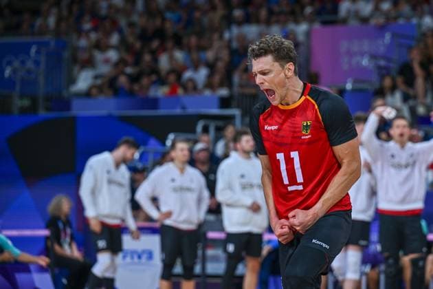 Olympische Spiele (Volleyball: GER vs FRA); Paris 05.08.2024 Paris 2024, Olympia, Volleyball, South Paris Arena, Männer, Viertelfinale, Deutschland (in Rot), gegen Frankreich (in Blau); Lukas Kampa, Copyright: xBEAUTIFULxSPORTS TomxBlochx