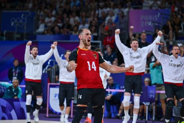 Olympische Spiele (Volleyball: GER vs FRA); Paris 05.08.2024 Paris 2024, Olympia, Volleyball, South Paris Arena, Männer, Viertelfinale, Deutschland (in Rot), gegen Frankreich (in Blau); Moritz Karlitzek Copyright: xBEAUTIFULxSPORTS TomxBlochx