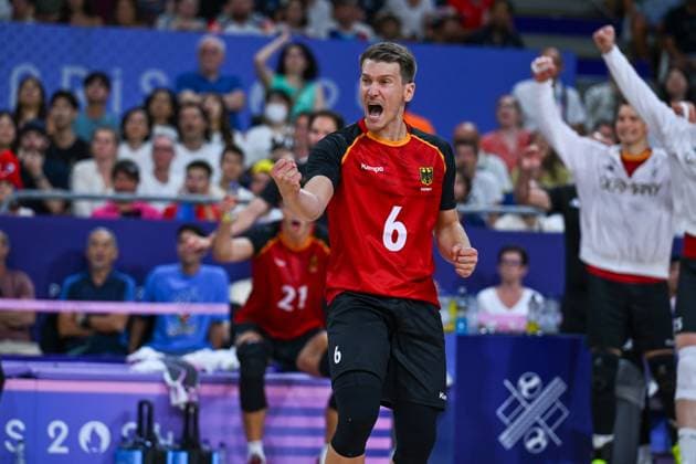 Olympische Spiele (Volleyball: GER vs FRA); Paris 05.08.2024 Paris 2024, Olympia, Volleyball, South Paris Arena, Männer, Viertelfinale, Deutschland (in Rot), gegen Frankreich (in Blau); Johannes Tille, Copyright: xBEAUTIFULxSPORTS TomxBlochx