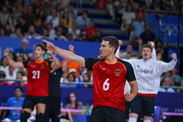 Olympische Spiele (Volleyball: GER vs FRA); Paris 05.08.2024 Paris 2024, Olympia, Volleyball, South Paris Arena, Männer, Viertelfinale, Deutschland (in Rot), gegen Frankreich (in Blau); Johannes Tille, im Hintergrund links Tobias Krick, rechts Lukas Maase, Copyright: xBEAUTIFULxSPORTS TomxBlochx