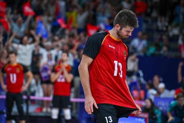 Olympische Spiele (Volleyball: GER vs FRA); Paris 05.08.2024 Paris 2024, Olympia, Volleyball, South Paris Arena, Männer, Viertelfinale, Deutschland (in Rot), gegen Frankreich (in Blau); Ruben Schott hat per Fehlaufschlag für die Entscheidung gesorgt, Copyright: xBEAUTIFULxSPORTS TomxBlochx
