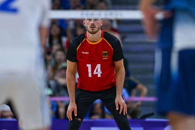 Olympische Spiele (Volleyball: GER vs FRA); Paris 05.08.2024 Paris 2024, Olympia, Volleyball, South Paris Arena, Männer, Viertelfinale, Deutschland (in Rot), gegen Frankreich (in Blau); Moritz Karlitzek Copyright: xBEAUTIFULxSPORTS TomxBlochx