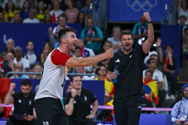 Olympische Spiele (Volleyball: GER vs FRA); Paris 05.08.2024 Paris 2024, Olympia, Volleyball, South Paris Arena, Männer, Viertelfinale, Deutschland (in Rot), gegen Frankreich (in Blau); Julian Zenger, im Hintergrund Trainer Michal Winiarski, Copyright: xBEAUTIFULxSPORTS TomxBlochx