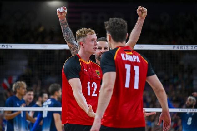 Olympische Spiele (Volleyball: GER vs FRA); Paris 05.08.2024 Paris 2024, Olympia, Volleyball, South Paris Arena, Männer, Viertelfinale, Deutschland (in Rot), gegen Frankreich (in Blau); Georg Gyorgy Grozer jubelt hinter 12 Anton Brehme und 11 Lukas Kampa, Copyright: xBEAUTIFULxSPORTS TomxBlochx